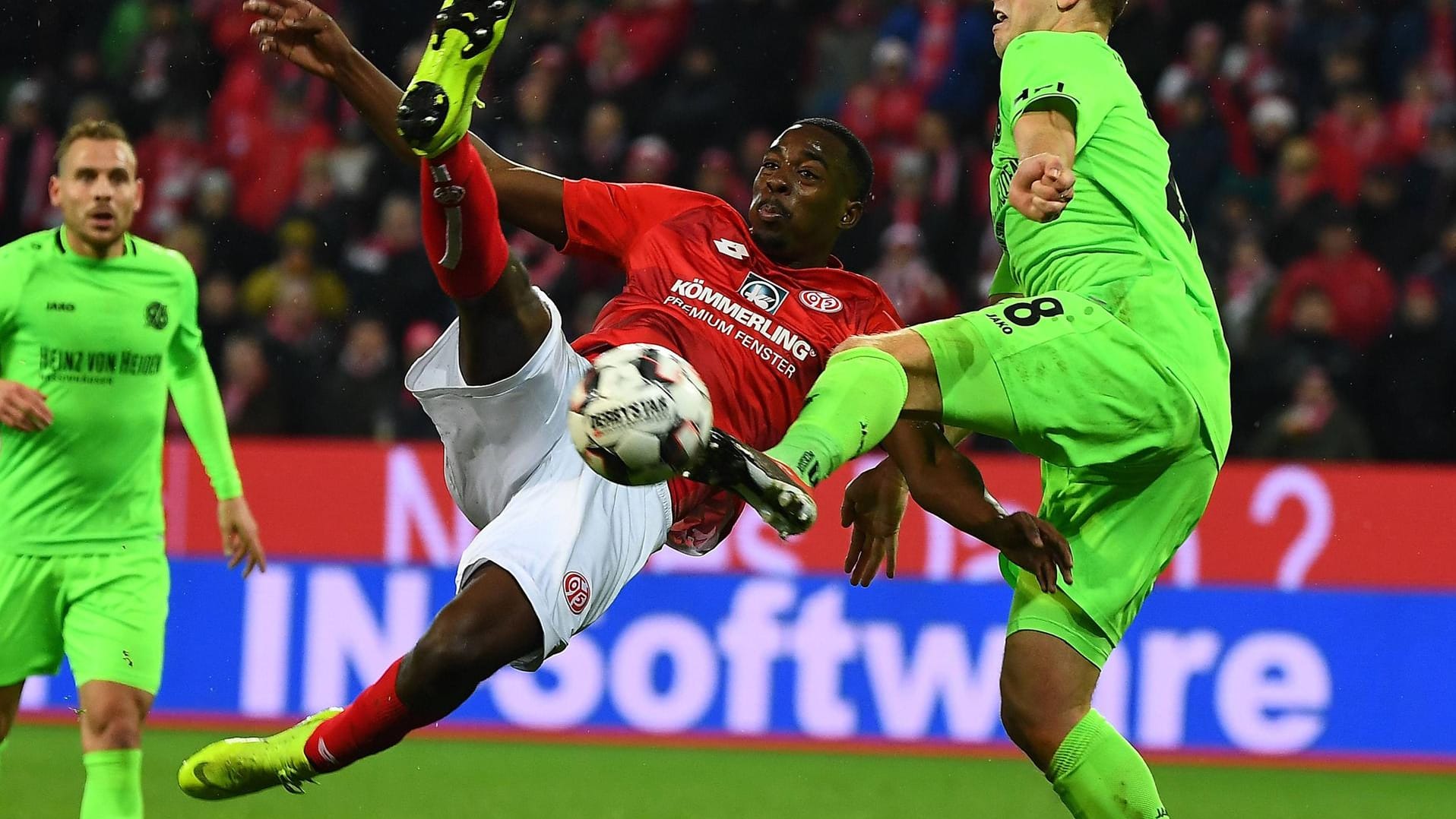 Jean-Phillippe Mateta (l.) im Duell mit Kevin Wimmer.