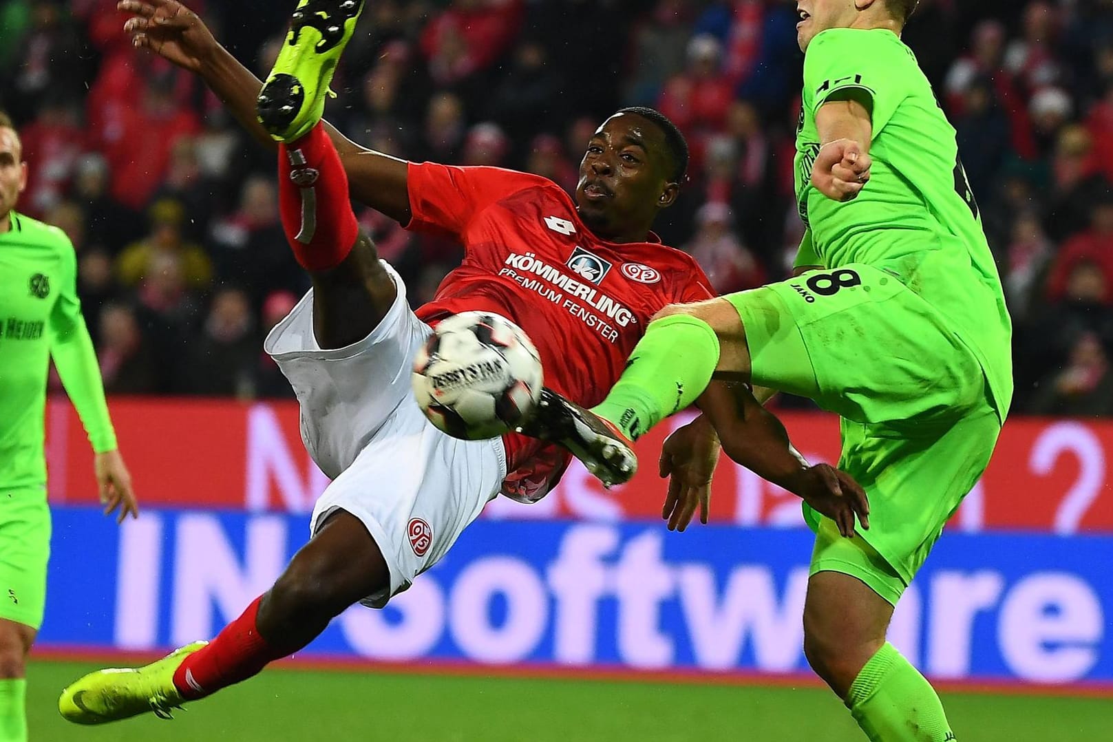 Jean-Phillippe Mateta (l.) im Duell mit Kevin Wimmer.