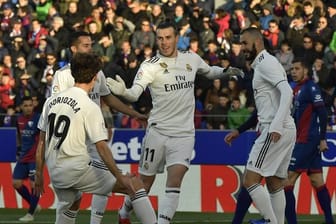 Reals Gareth Bale (M) jubelt nach seinem Tor zum 1:0 mit seinen Teamkollegen.