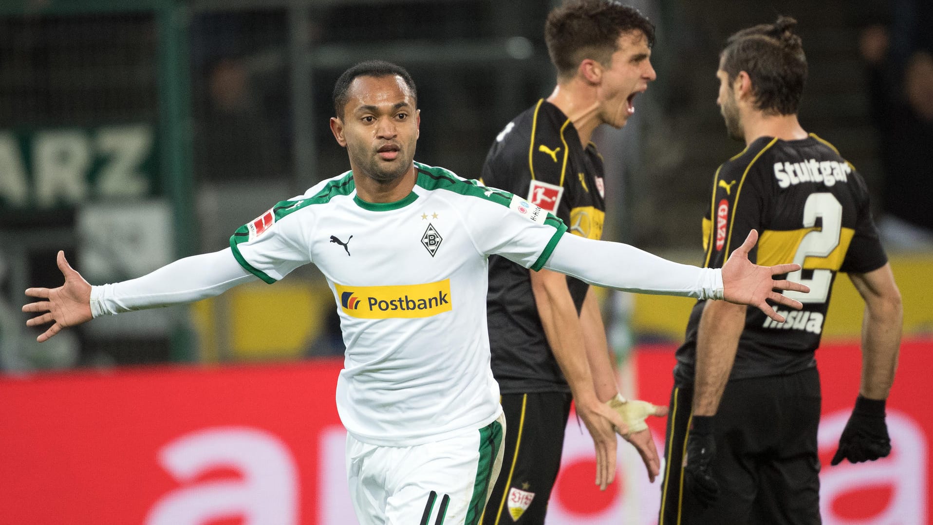 Gladbachs Raffael (li.) dreht jubelnd ab, die Stuttgarter haben Diskussionsbedarf (hinten).
