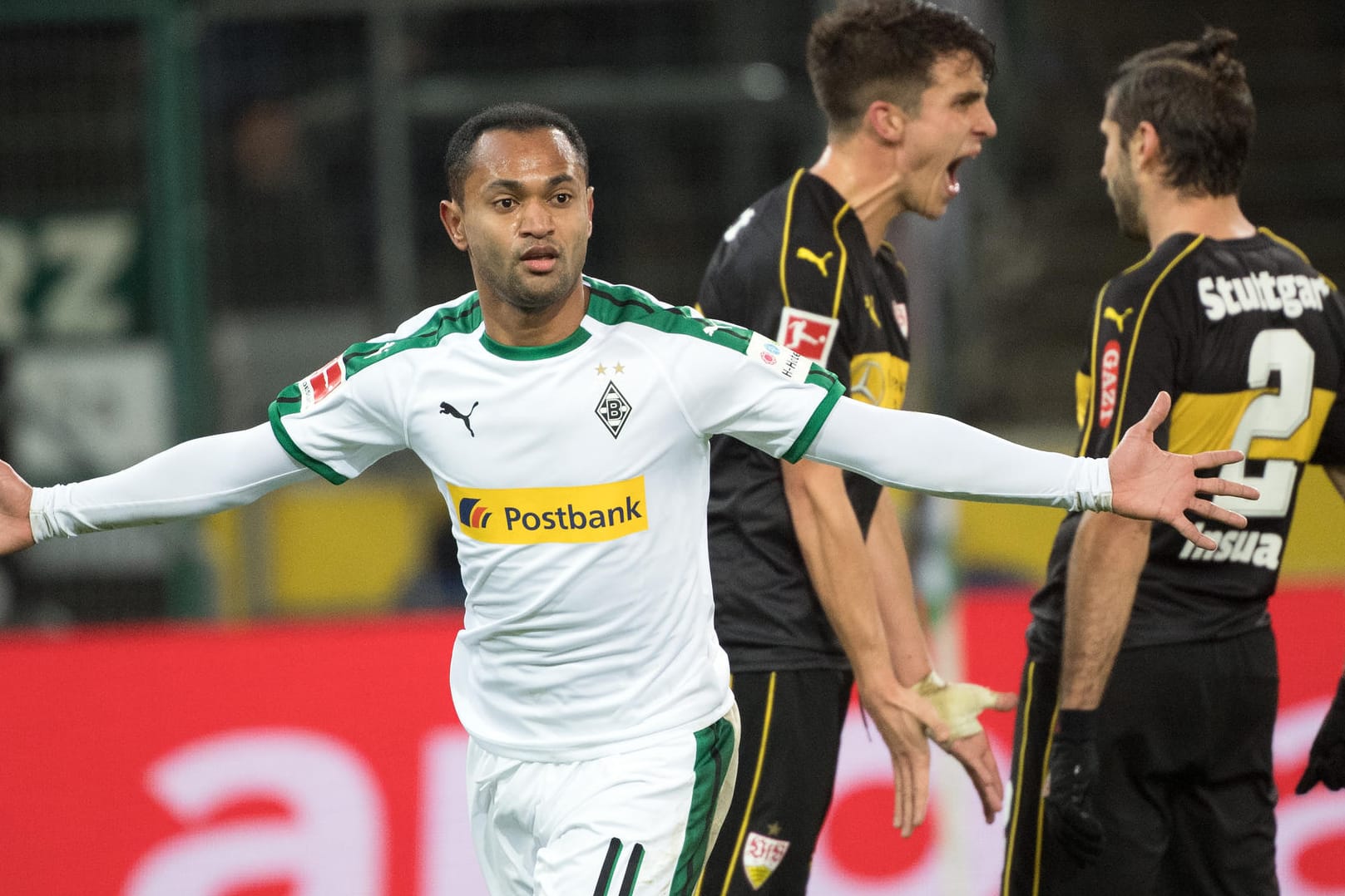 Gladbachs Raffael (li.) dreht jubelnd ab, die Stuttgarter haben Diskussionsbedarf (hinten).