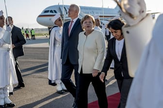Kanzlerin Merkel bei der Ankunft in Marrakesch: Unter dem Dach der Vereinten Nationen (UN) will die internationale Gemeinschaft einen weltweiten Vertrag zur sicheren, geordneten und regulären Migration verabschieden.