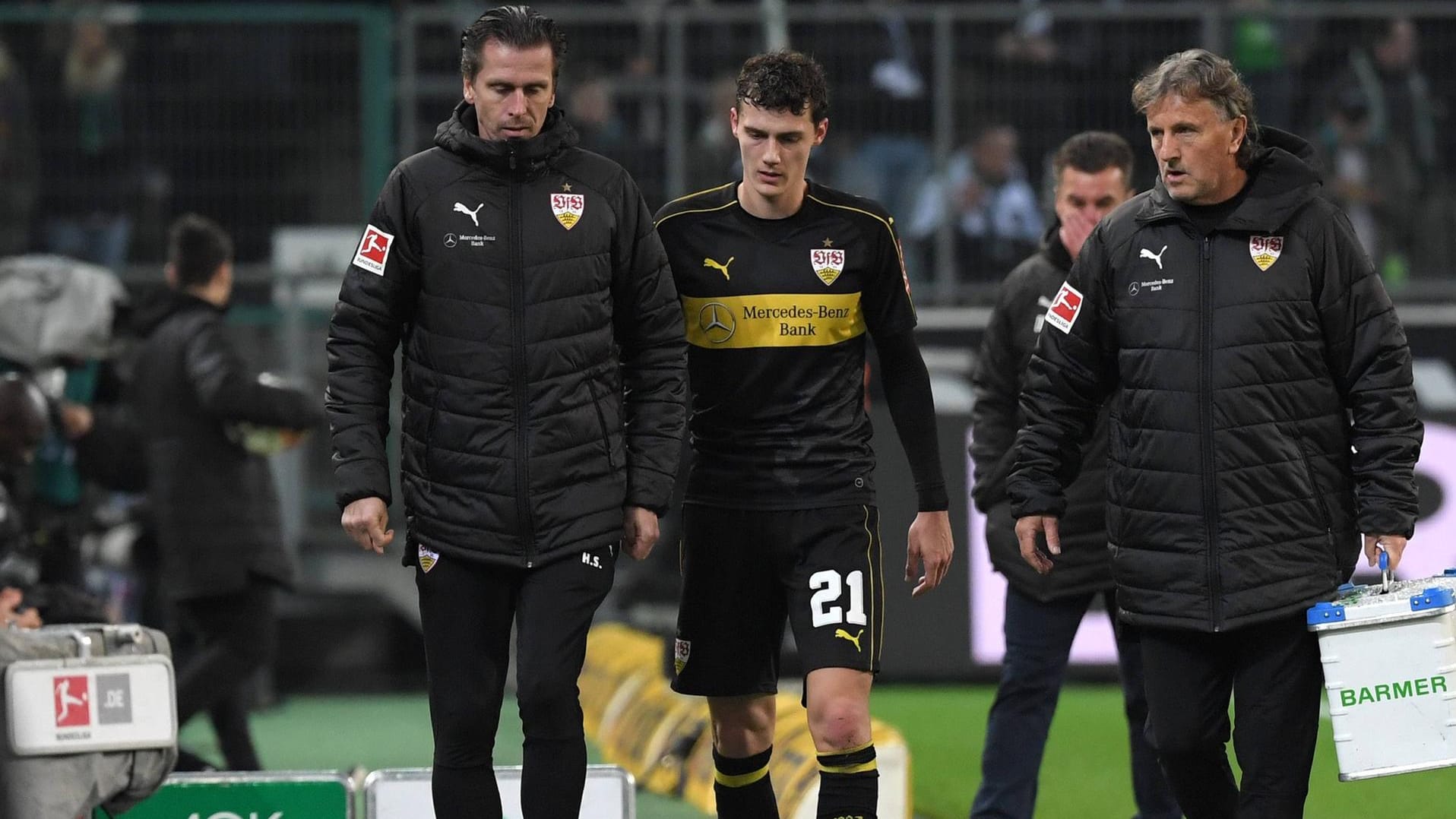 Vorzeitiges Spielende: Pavard (M.) muss verletzt vom Platz.