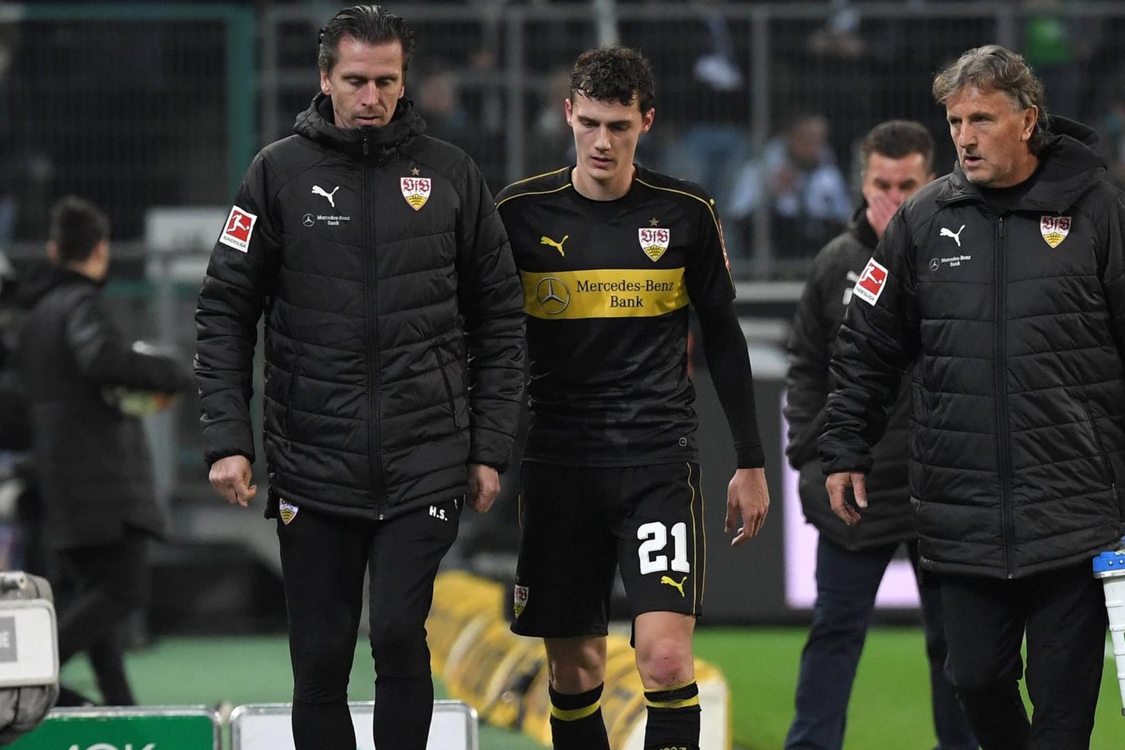 Vorzeitiges Spielende: Pavard (M.) muss verletzt vom Platz.