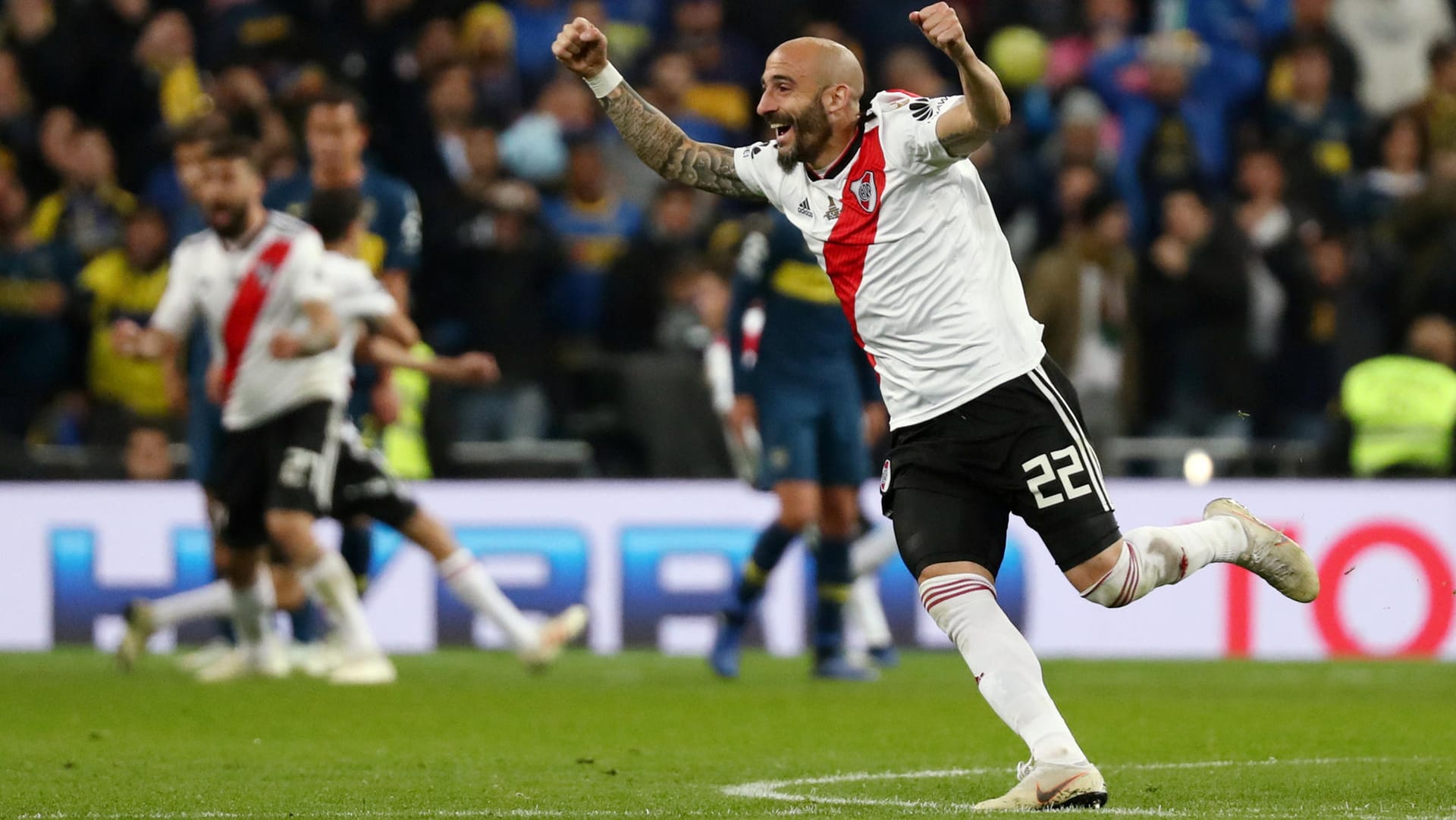 Überglücklich: Der Ex-Nürnberger Javier Pinola jubelt im River-Plate-Trikot. Überglücklich: Der Ex-Nürnberger Javier Pinola jubelt im River-Plate-Trikot.