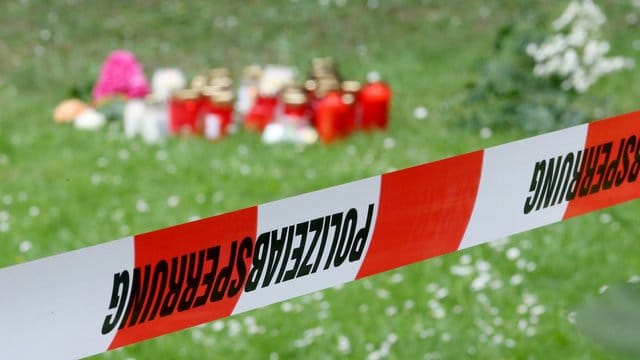Trauerkerzen und Blumen am Tatort in Viersen.
