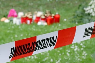 Trauerkerzen und Blumen am Tatort in Viersen.