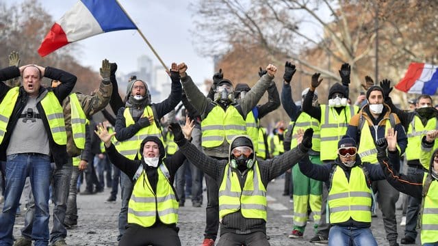 Demonstranten in gelben Westen protestieren in der Nähe des Arc des Triumph. Demonstranten in gelben Westen protestieren in der Nähe des Arc des Triumph.
