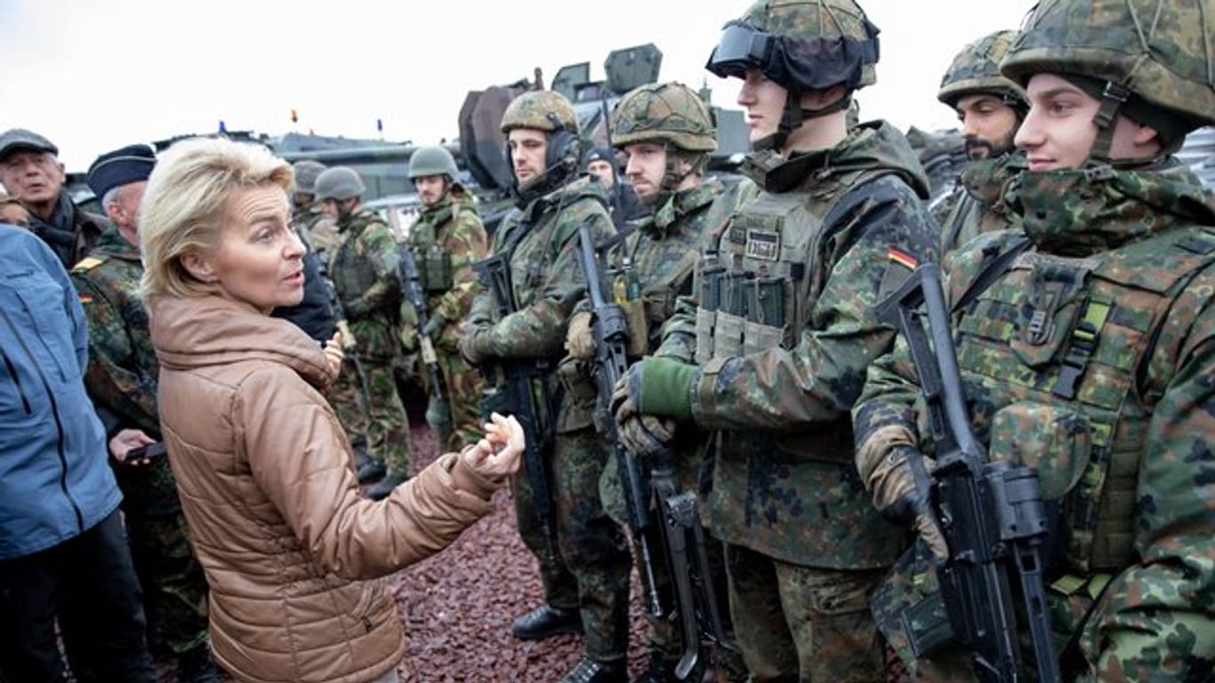 Bundesverteidigungsministerin Ursula von der Leyen (CDU) besucht deutsche Truppen bei dem Nato-Manöver Trident Juncture.