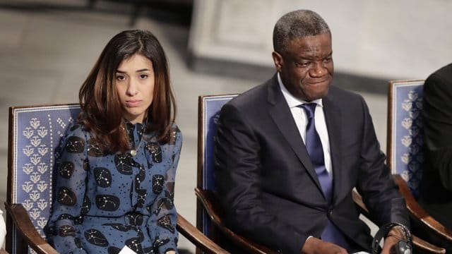 Denis Mukwege (r), Arzt aus dem Kongo, und Nadia Murad, Menschenrechtsaktivistin, bei der Verleihung des Friedensnobelpreis im Rathaus von Oslo. Denis Mukwege (r), Arzt aus dem Kongo, und Nadia Murad, Menschenrechtsaktivistin, bei der Verleihung des Friedensnobelpreis im Rathaus von Oslo.
