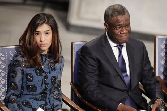 Denis Mukwege (r), Arzt aus dem Kongo, und Nadia Murad, Menschenrechtsaktivistin, bei der Verleihung des Friedensnobelpreis im Rathaus von Oslo.