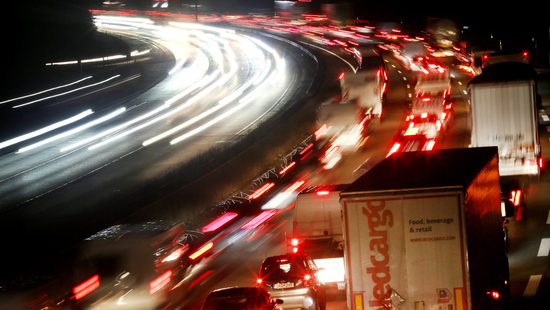 Stau auf A3 bei Duisburg am Montagmorgen: Das kalte und nasse Wetter vergrößert die Unfallgefahr.