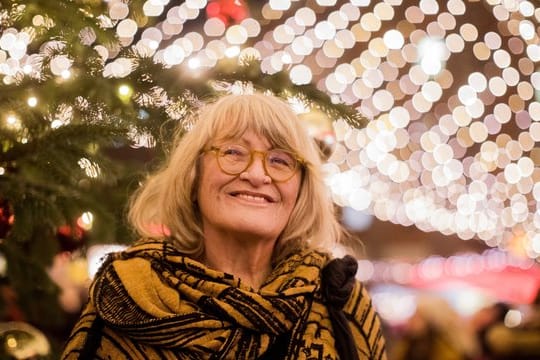 Alice Schwarzer auf dem Weihnachtsmarkt am Kölner Dom.