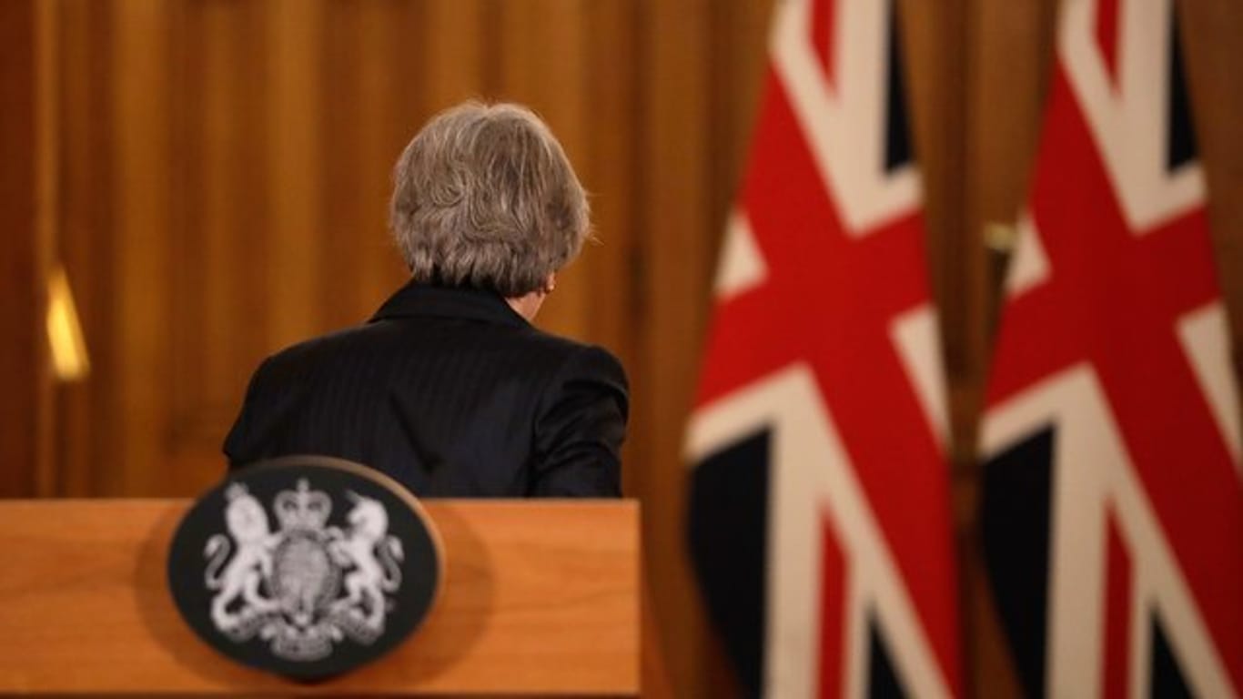 Theresa May, Premierministerin von Großbritannien, verlässt eine Pressekonferenz in der 10 Downing Street.
