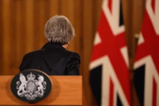 Theresa May, Premierministerin von Großbritannien, verlässt eine Pressekonferenz in der 10 Downing Street.