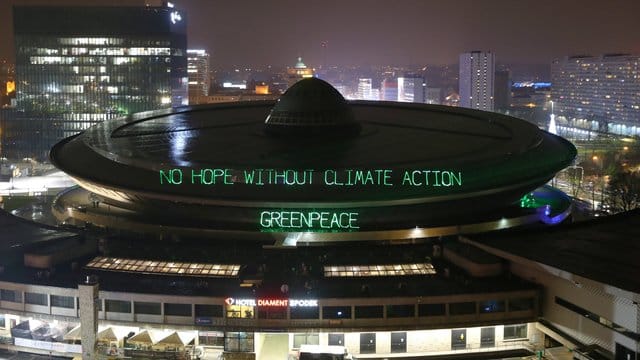 Greenpeace beleuchtet den Mehrzweck-Arenenkomplex "Spodek" mit den Worten "No hope without climate action - Greenpeace". Greenpeace beleuchtet den Mehrzweck-Arenenkomplex "Spodek" mit den Worten "No hope without climate action - Greenpeace".