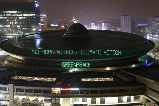 Greenpeace beleuchtet den Mehrzweck-Arenenkomplex "Spodek" mit den Worten "No hope without climate action - Greenpeace".