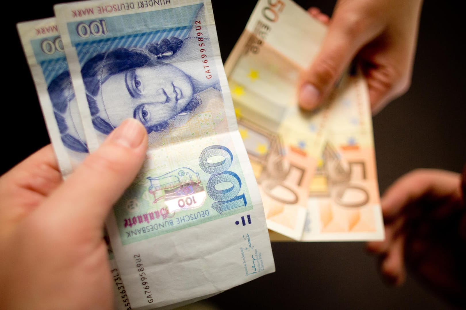D-Mark-Scheine und Euro-Scheine: Knapp 17 Jahre ist die Einführung des Euros her. D-Mark-Scheine und Euro-Scheine: Knapp 17 Jahre ist die Einführung des Euros her.