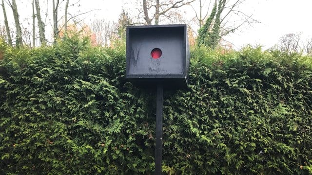 Wegen dieser selbstgebauten Blitzer-Attrappe im Vorgarten musste der Konstrukteur vor Gericht.