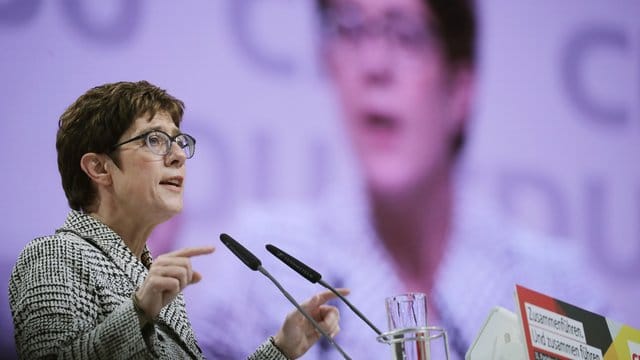 Die Kandidatin für den Parteivorsitz, Annegret Kramp-Karrenbauer spricht beim CDU-Bundesparteitag. Die Kandidatin für den Parteivorsitz, Annegret Kramp-Karrenbauer spricht beim CDU-Bundesparteitag.