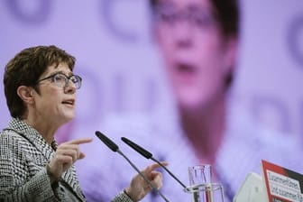 Die Kandidatin für den Parteivorsitz, Annegret Kramp-Karrenbauer spricht beim CDU-Bundesparteitag.