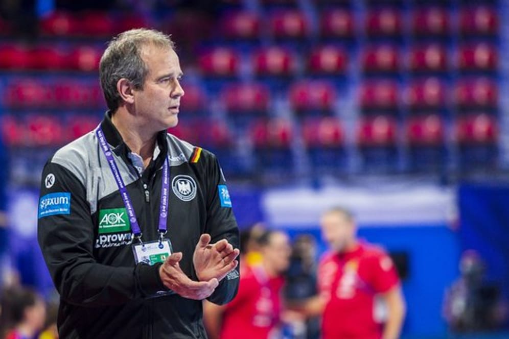 Henk Groener ist der Bundestrainer der deutschen Handballerinnen.