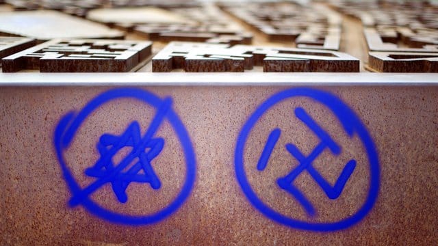 Zu den verbreiteten antisemitischen Vorurteilen zählen laut der FRA-Studie Aussagen wie "Israelis benehmen sich wie Nazis gegenüber den Palästinensern".