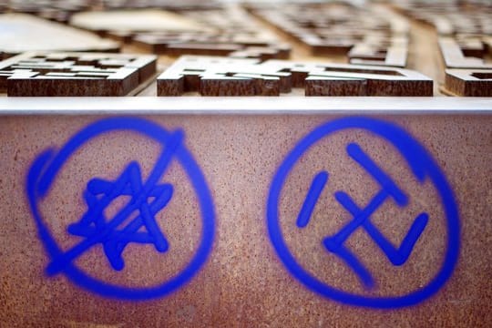 Zu den verbreiteten antisemitischen Vorurteilen zählen laut der FRA-Studie Aussagen wie "Israelis benehmen sich wie Nazis gegenüber den Palästinensern".