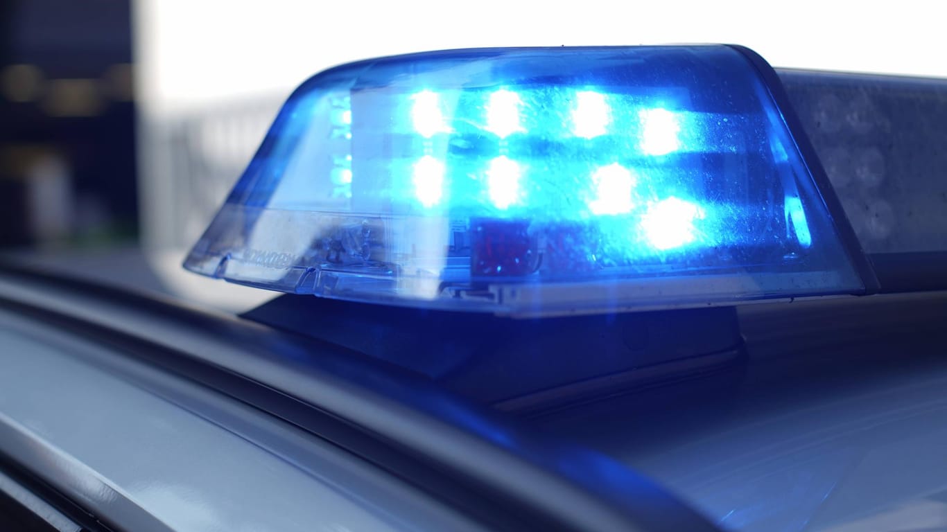 Blaulicht der Polizei: Eine Frau ist tot im Reihersee aufgefunden worden. (Symbolbild)