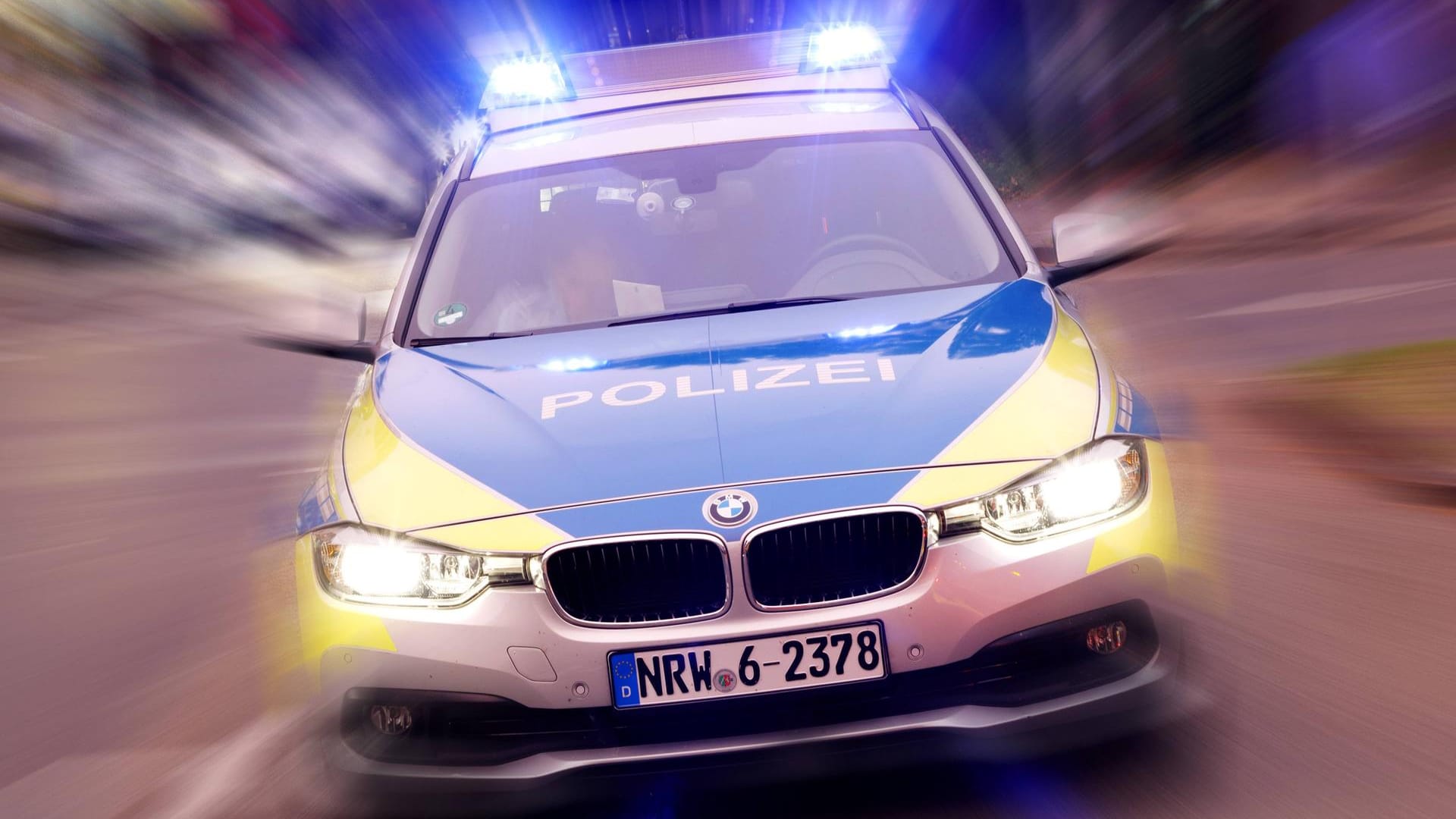 Eine Polizeistreife in Köln: In der Flüchtlingsunterkunft an der Aachener Straße wurde das Mädchen gefunden. Die Mutter wurde vor der Wohnung des Vaters verwirrt aufgefunden. Eine Polizeistreife in Köln: In der Flüchtlingsunterkunft an der Aachener Straße wurde das Mädchen gefunden. Die Mutter wurde vor der Wohnung des Vaters verwirrt aufgefunden.