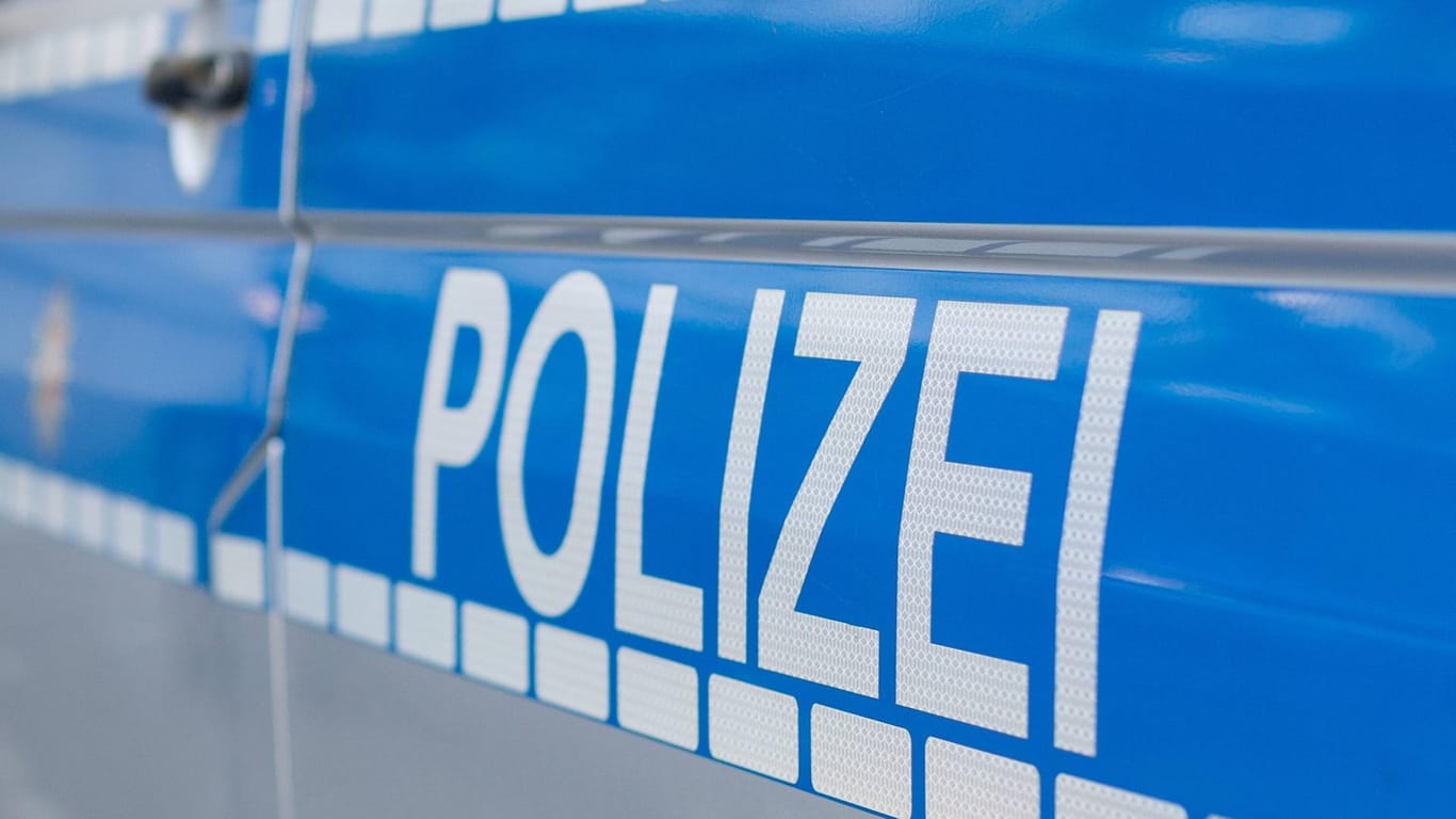 Einsatzwagen der Polizei: Eine Seniorin aus Reinbek wurde um 25.000 Euro gebracht. (Symbolbild)