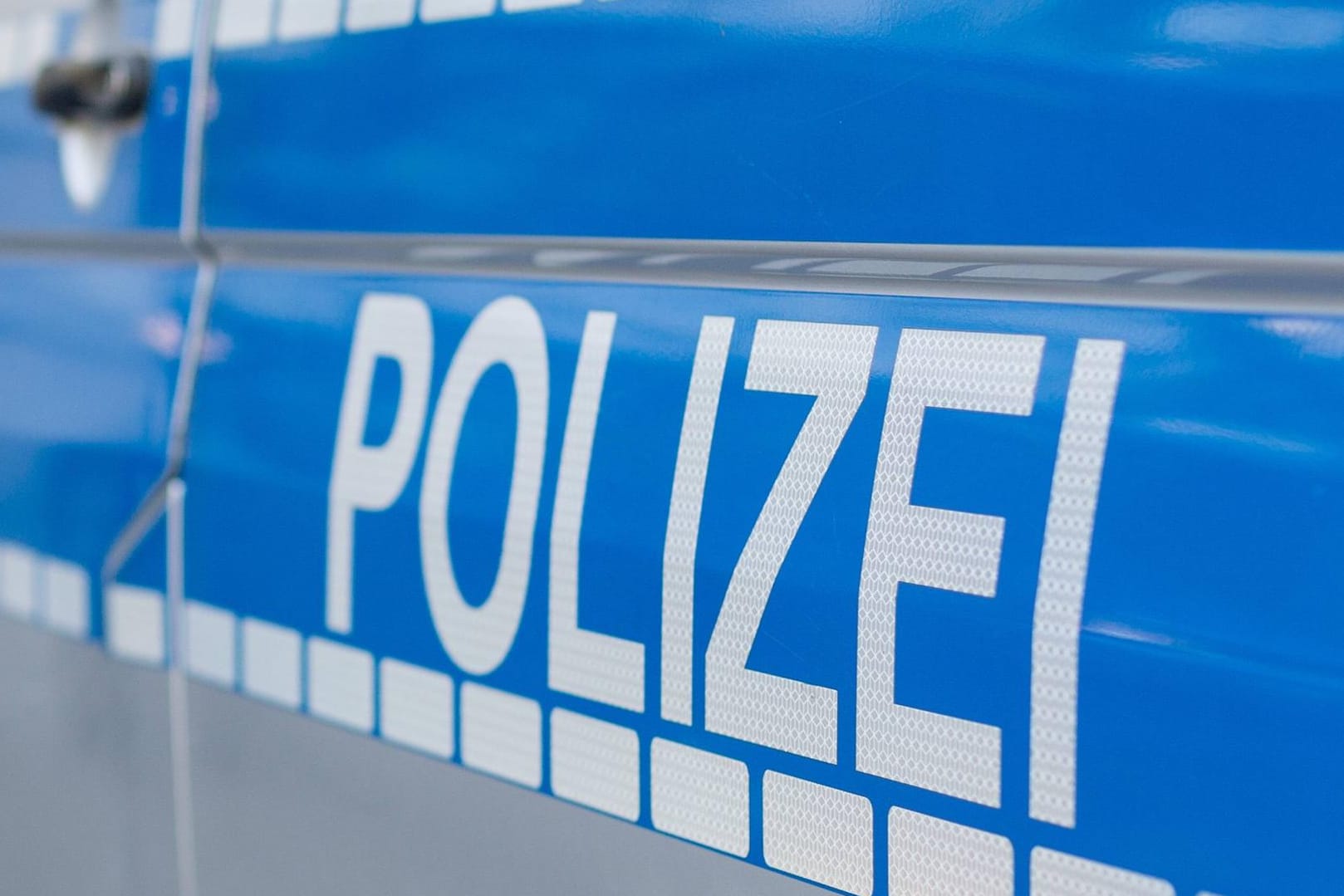 Einsatzwagen der Polizei: Eine Seniorin aus Reinbek wurde um 25.000 Euro gebracht. (Symbolbild)