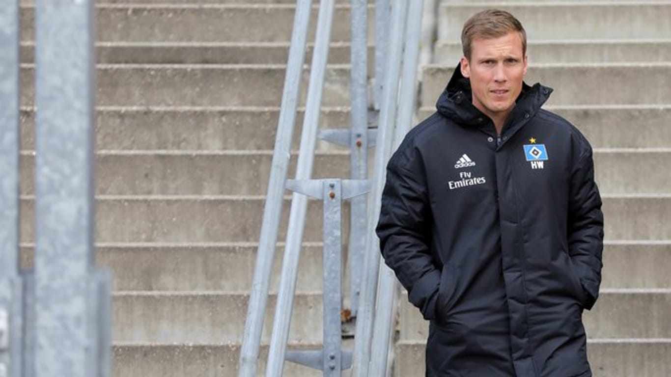 HSV-Trainer Hannes Wolf bereitet sich mit seinem Team auf das Spiel gegen Duisburg vor.