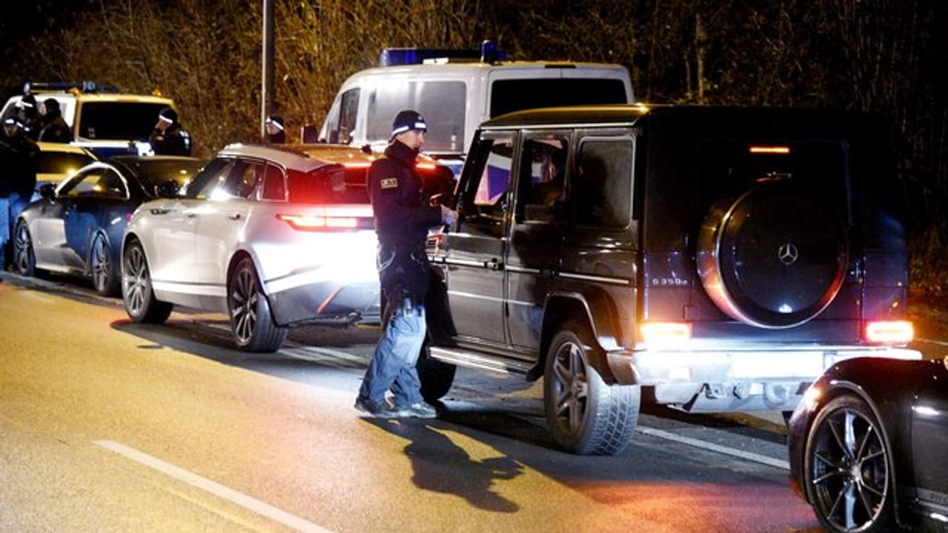 Polizeibeamte kontrollieren bei einer Hochzeitsfeier zweier Familienclans Fahrzeuge - die meisten aus der Luxusklasse.