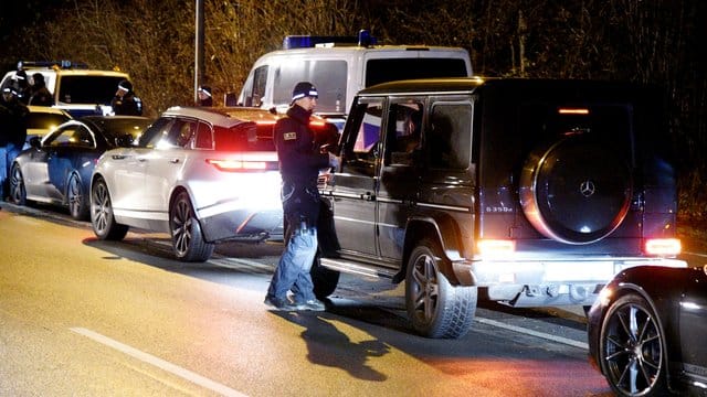 Polizeibeamte kontrollieren bei einer Hochzeitsfeier zweier Familienclans Fahrzeuge - die meisten aus der Luxusklasse. Polizeibeamte kontrollieren bei einer Hochzeitsfeier zweier Familienclans Fahrzeuge - die meisten aus der Luxusklasse.