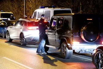 Polizeibeamte kontrollieren bei einer Hochzeitsfeier zweier Familienclans Fahrzeuge - die meisten aus der Luxusklasse.