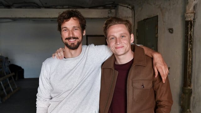 Matthias Schweighöfer (r) und Florian David sind derzeit mit "100 Dinge" inm Kino zu sehen.