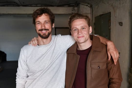 Matthias Schweighöfer (r) und Florian David sind derzeit mit "100 Dinge" inm Kino zu sehen.