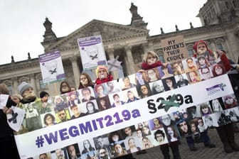Demo gegen das Abtreibungsgesetz: Die Union sperrt sich gegen die Forderung der SPD, den Strafrechtsparagraphen zu streichen.