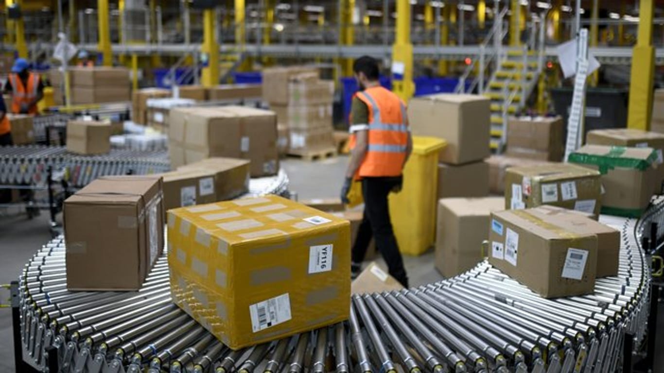 Amazon-Logistikzentrum: Der Online-Versandhändler begann 2012 mit der Einführung der Robotik.
