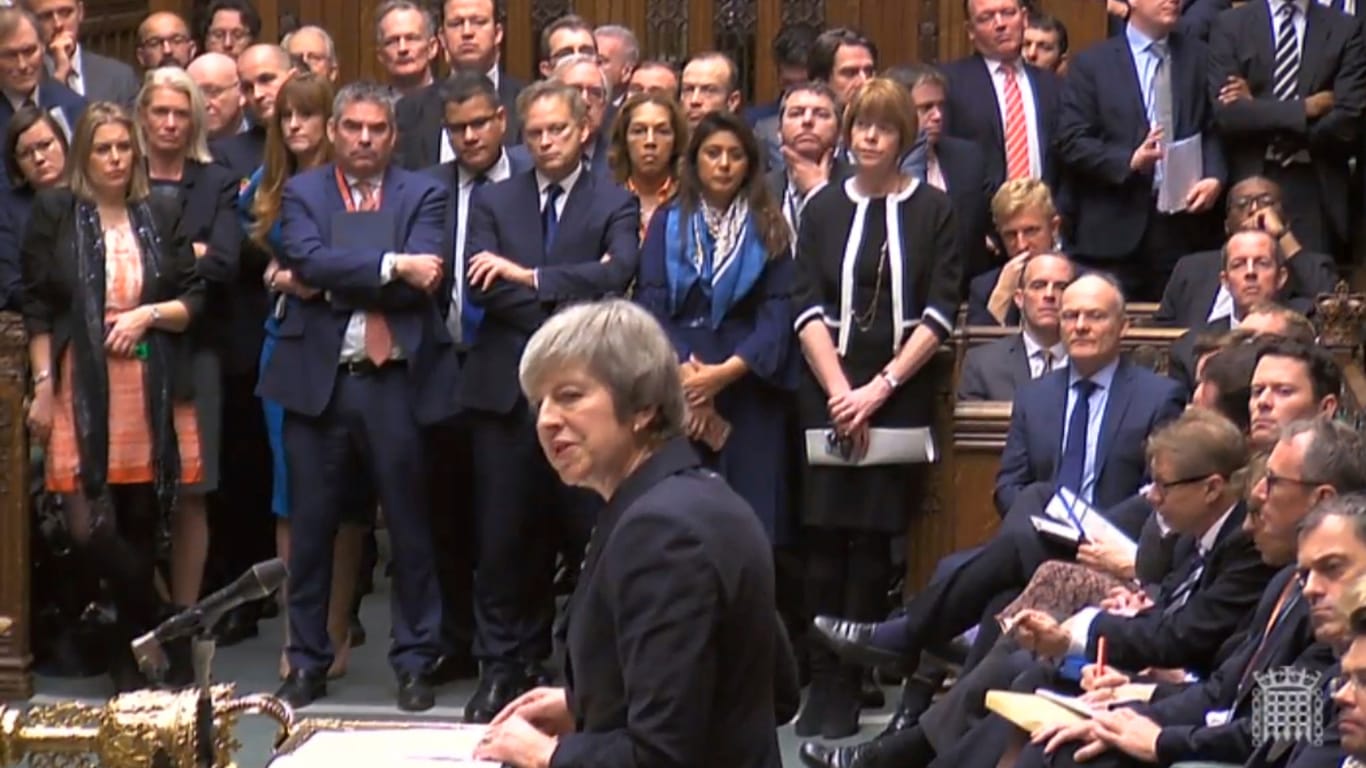 Premierministerin Theresa May im britischen Parlament: Die Regierungschefin musste höhnisches Gelächter bei ihrer Rede über sich ergehen lassen.