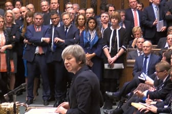 Premierministerin Theresa May im britischen Parlament: Die Regierungschefin musste höhnisches Gelächter bei ihrer Rede über sich ergehen lassen.
