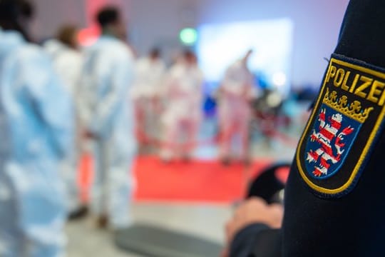 Mitarbeiter des Staatsschutzes waren bei Ermittlungen gegen Rechtsextremisten auf ihre eigenen Kollegen gestoßen.
