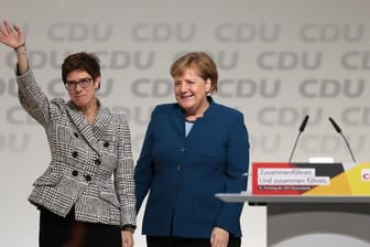 Bundeskanzlerin Angela Merkel gratuliert Annegret Kramp-Karrenbauer zur Wahl als neue CDU-Vorsitzende.