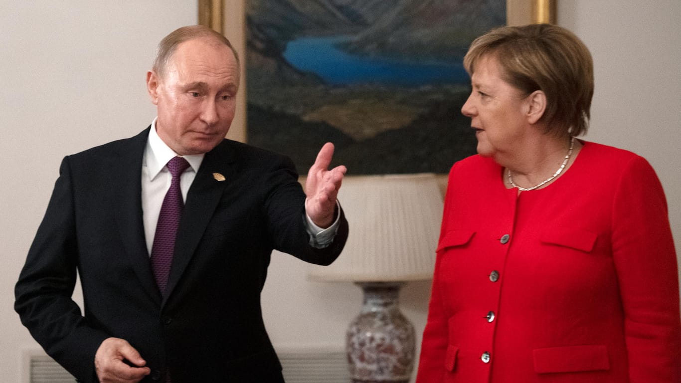 Merkel und Putin beim G20-Gipfel in Argentinien: Bei einem Telefonat mit Putin hat die Bundeskanzlerin die Freilassung ukrainischer Seeleute gefordert.