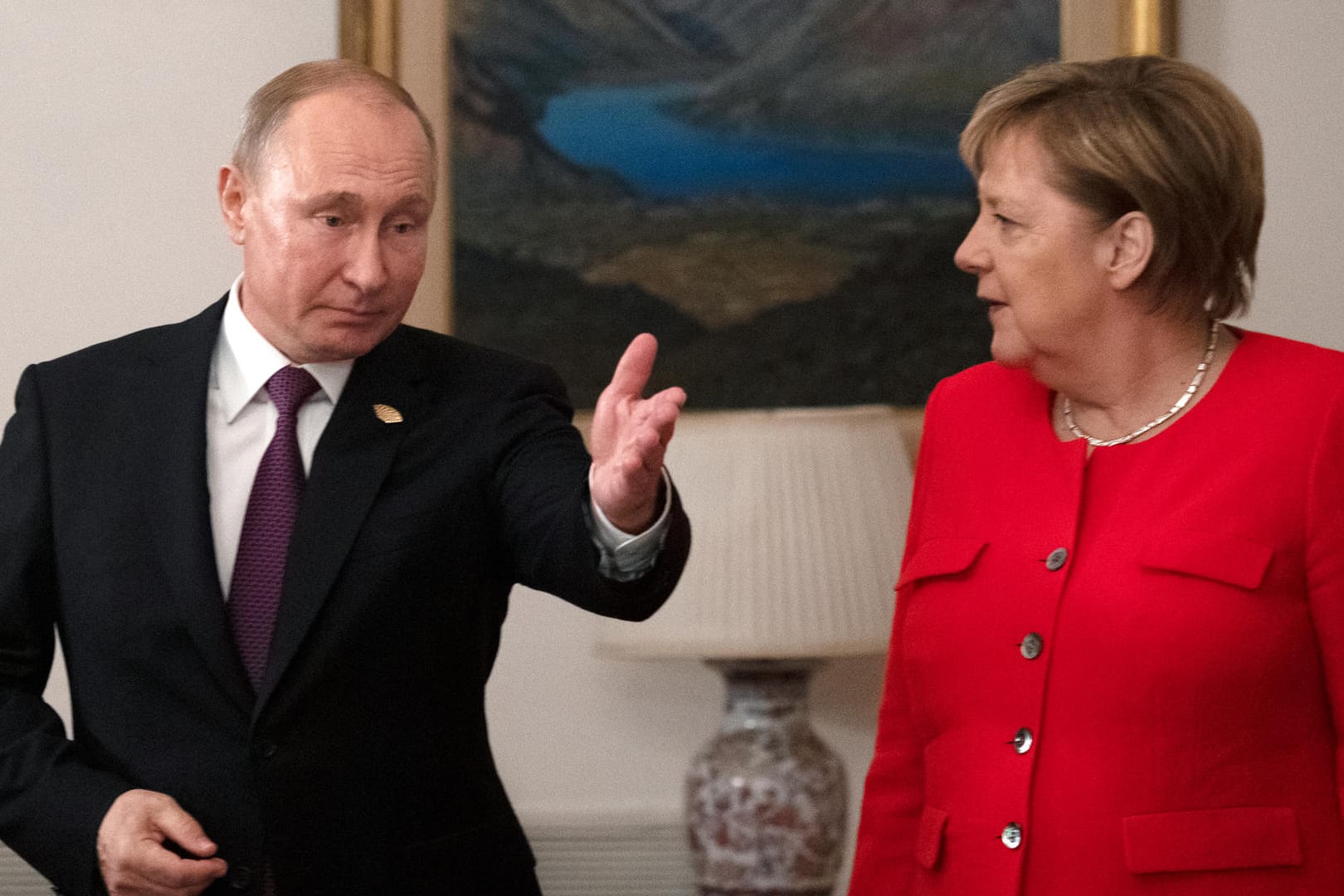 Merkel und Putin beim G20-Gipfel in Argentinien: Bei einem Telefonat mit Putin hat die Bundeskanzlerin die Freilassung ukrainischer Seeleute gefordert.