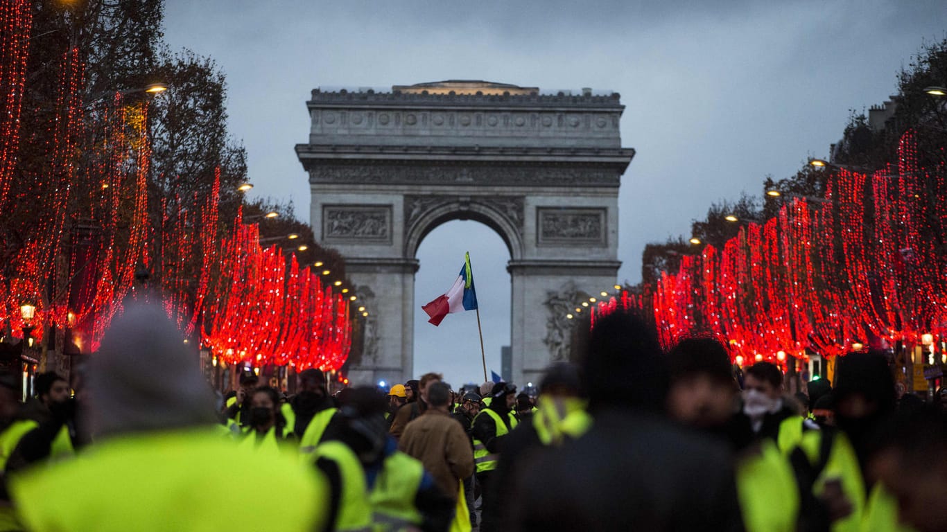 Demonstranten stehen vor dem Arc de Triomphe: Bei den Demonstrationen der "Gelben Westen" in Paris hatte sich die Lage am Samstagnachmittag zugespitzt.