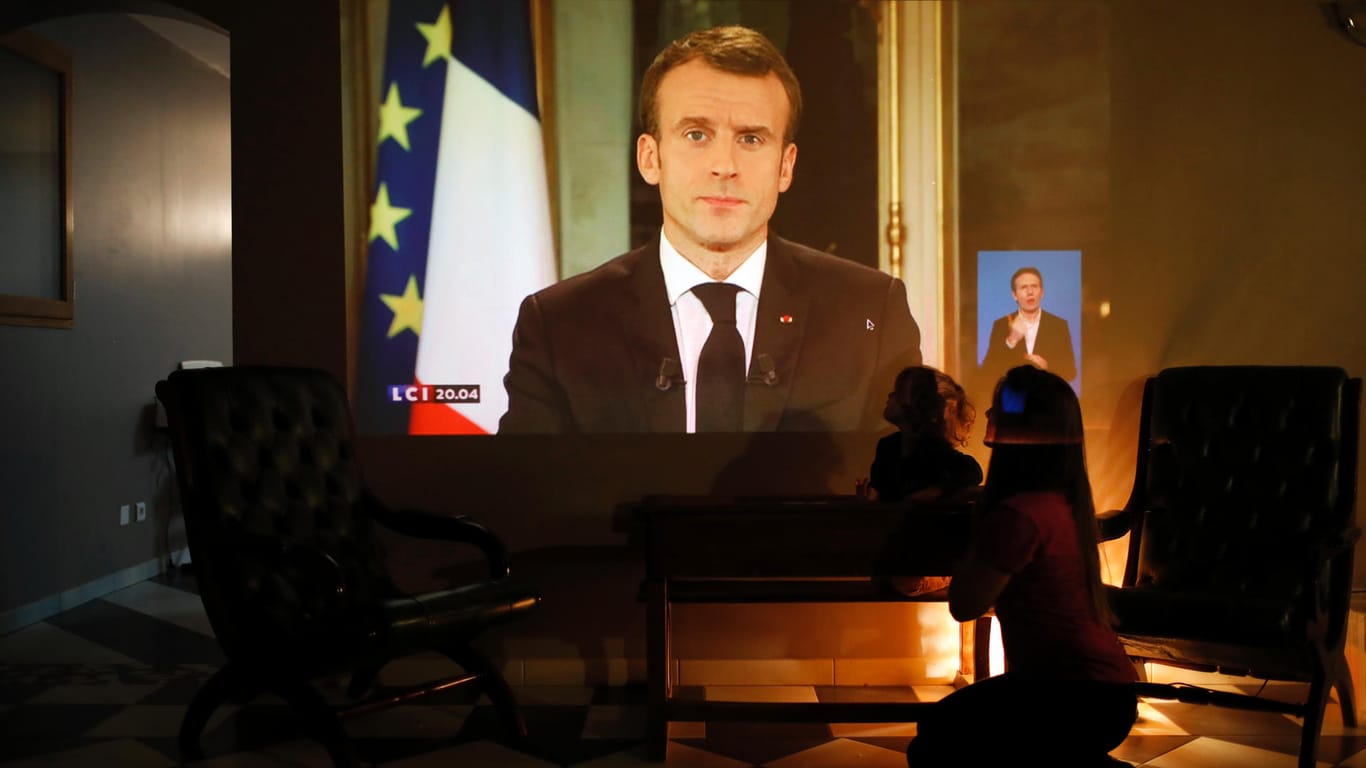 Emmanuel Macron: Frankreichs Präsident Emmanuel Macron hat nach den massiven Protesten deutliche Zugeständnisse angekündigt.