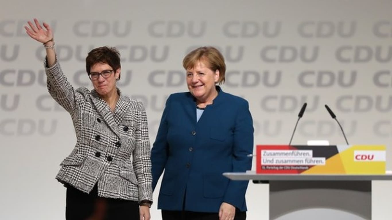 Angela Merkel gratuliert Annegret Kramp-Karrenbauer: Seit der Wahl der neuen CDU-Chefin sehen die Umfragewerte der Union wieder etwas besser aus.