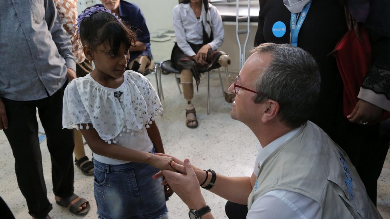 Geert Cappelaere mit einem Mädchen in einem Prothesenzentrum in Aden.